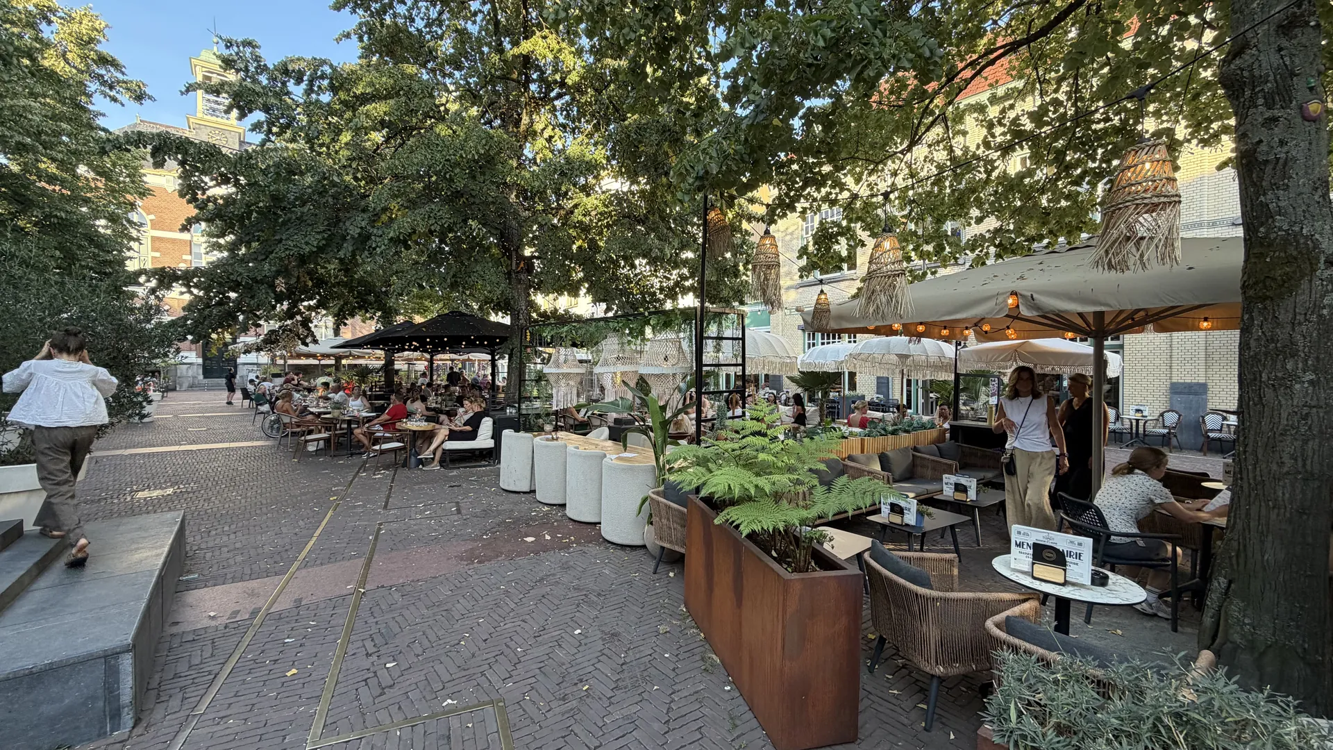 Sfeervolle terrassen op het Raadhuisplein in Apeldoorn