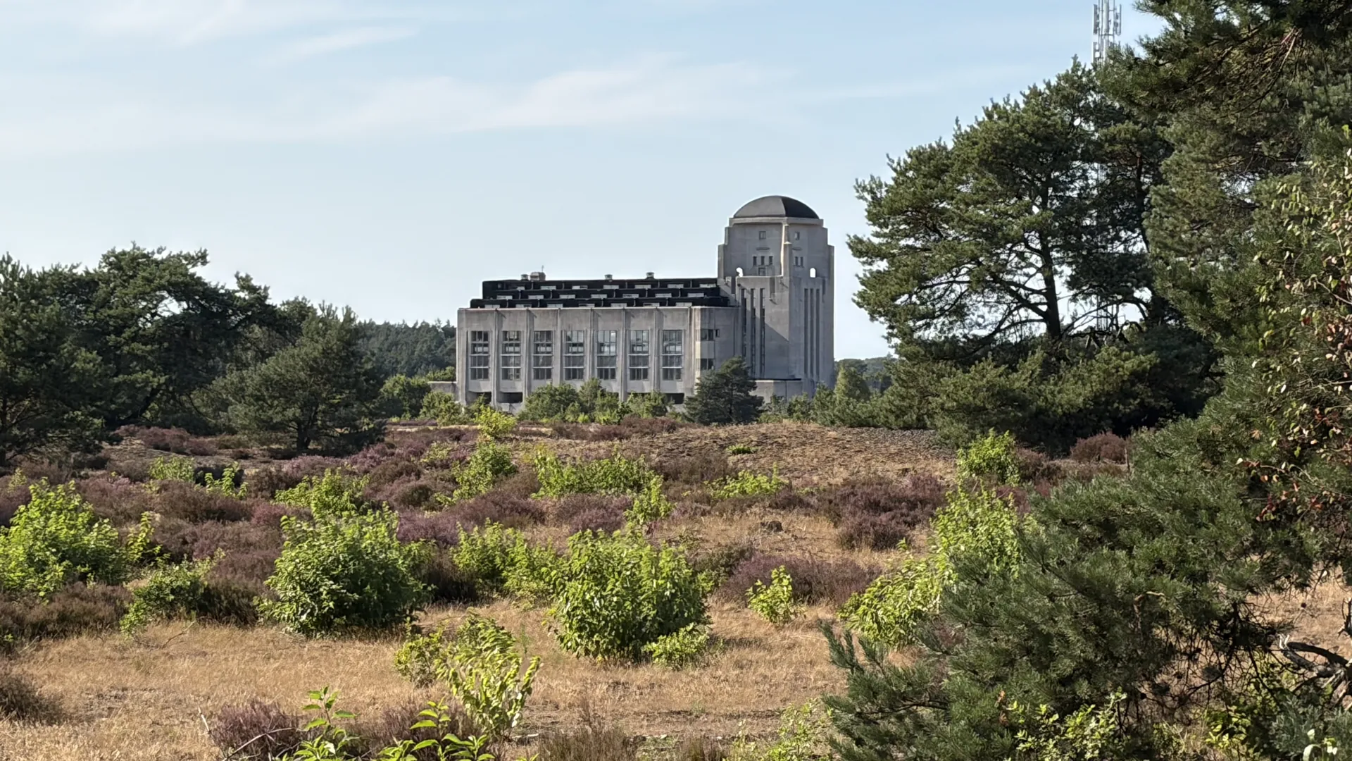 Radio Kootwijk gezien over de bloeiende heide