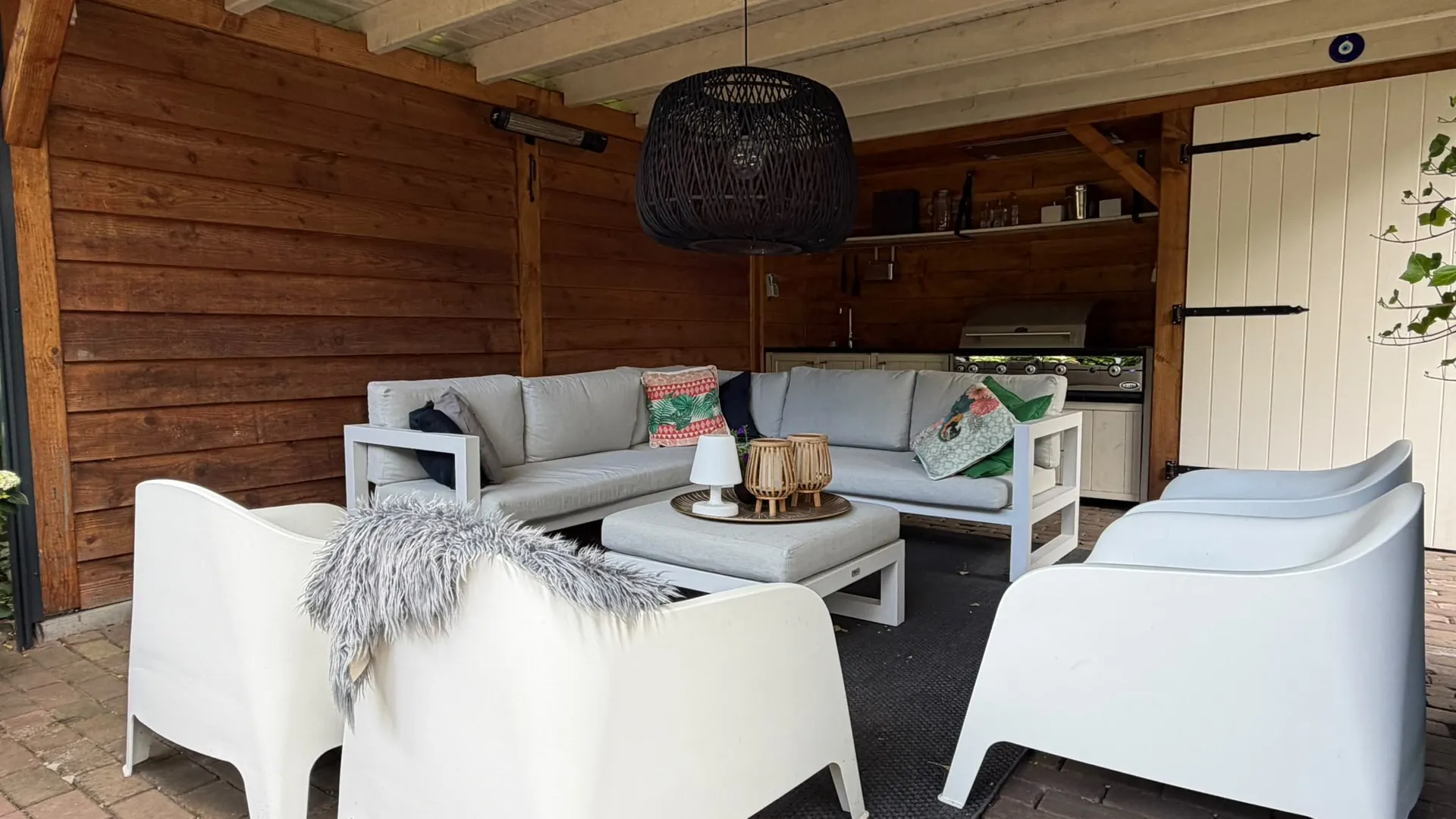 Lounge-zithoek op de veranda van de B&B