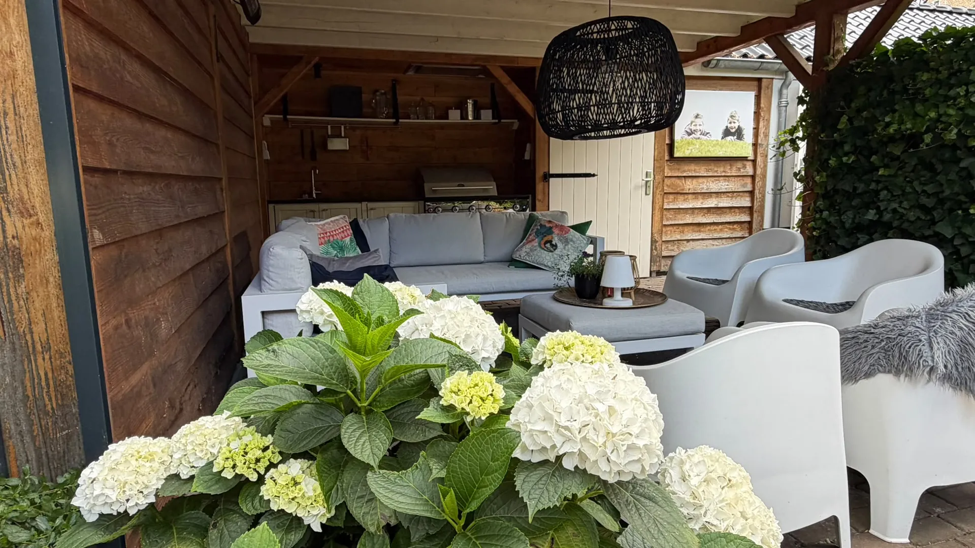 Veranda: loungeset met witte hortensia's